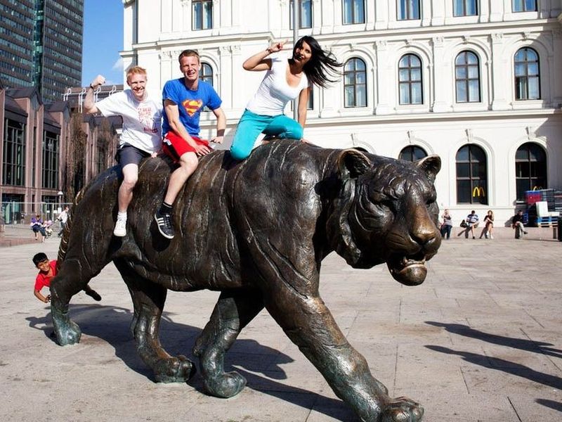 старый рынок в руане. люди на улице города. люди на улицах москвы. четверо город. бостон город в сша.