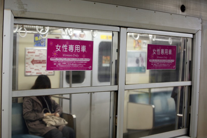 Зачем в японском метро существуют вагоны для женщин
