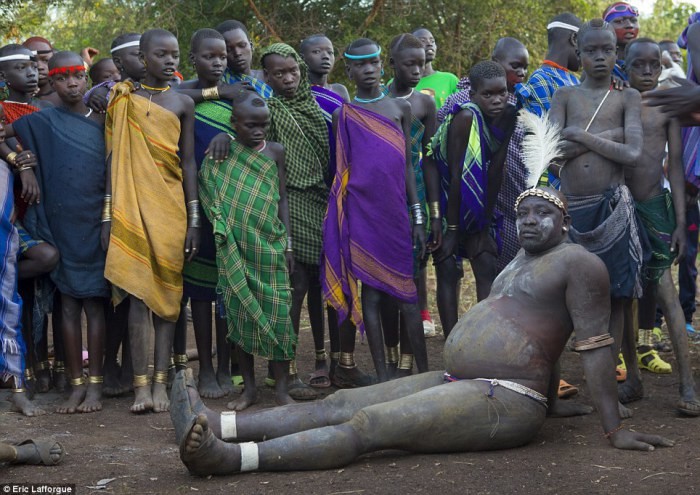 Взгляд не оторвать: 6 снимков самых красивых мужчин эфиопского племени боди