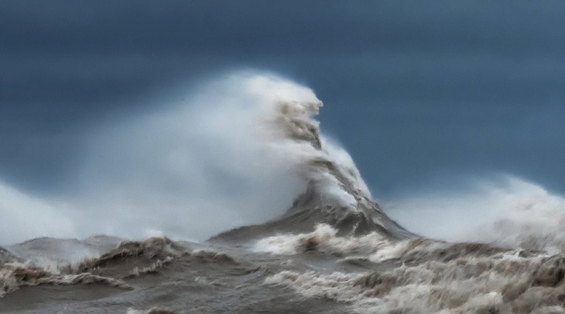 18 невероятных снимков о силе волн на грозном озере Эри
