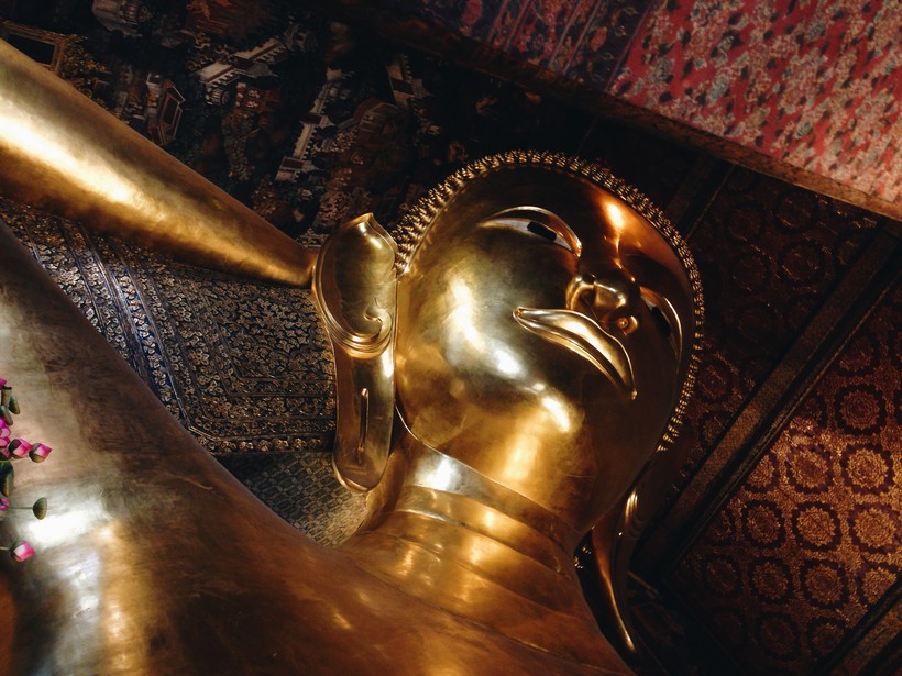 Атмосфера спокойствия в Храме Спящего Будды