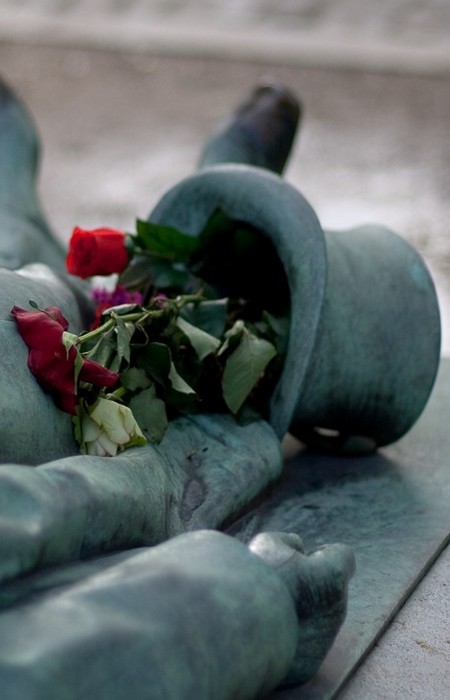В Париже находится самая сексуальная могила в мире