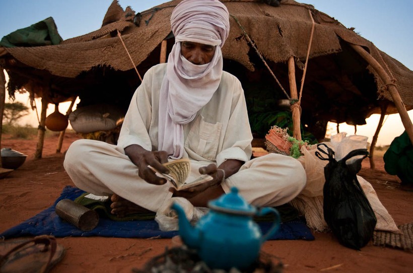 32 фото из жизни народа туарегов, где царит матриархат, а мужчины лишены прав