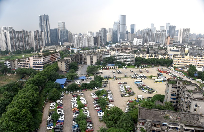 11 фото с заброшенной парковки в Китае с автомобилями на миллионы долларов