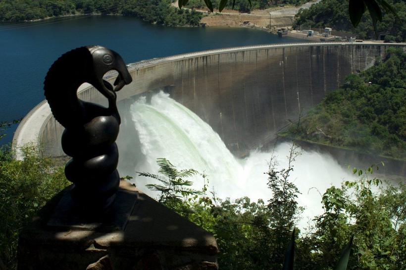 в какой стране находится водохранилище кариба. Lake Kariba. в какой стране находится водохранилище кариба фото. в какой стране находится водохранилище кариба-Lake Kariba. картинка в какой стране находится водохранилище кариба. картинка Lake Kariba. Бетон двойной кривизны арочная плотина был разработан Coyne et Bellier и построен между 1955 и 1959 годами Impresit из Италия стоимостью 135000000 долларов США за первую очередь с единственной энергетической пещерой Кариба Саут. Окончательное строительство и добавление пещеры Кариба Северная Пауэр Mitchell Construction не был завершен до 1977 года из-за в основном политических проблем на общую сумму 480 000 000 долларов. Во время строительства погибли 86 человек.