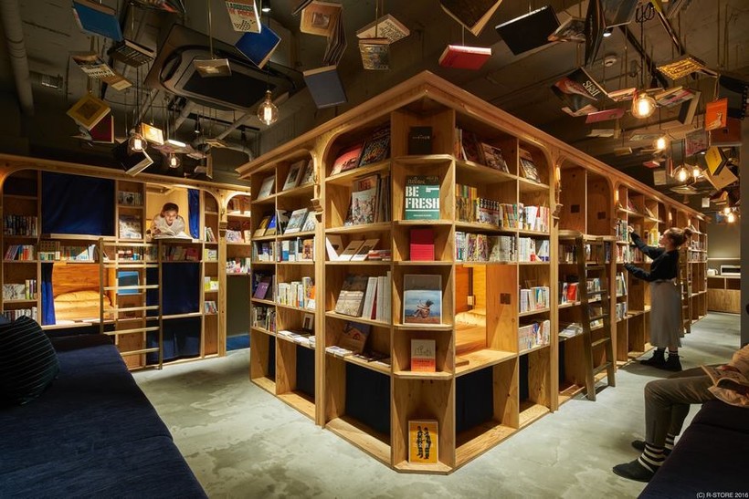 Новый хостел в Киото предлагает постояльцам спать на книжных полках! 