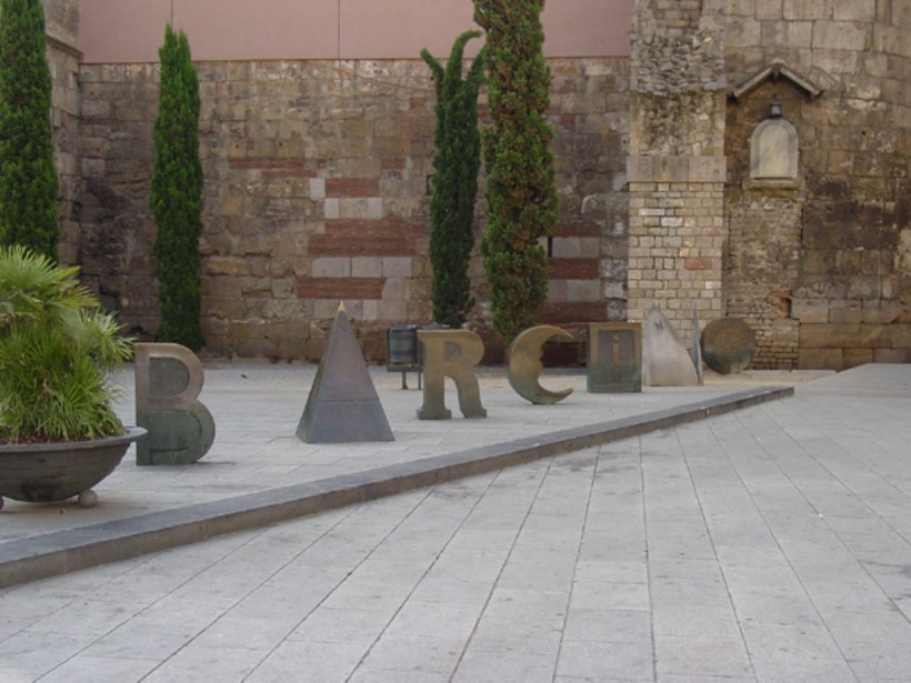 скульптура Barcino на Plaza Nova у римских развалин