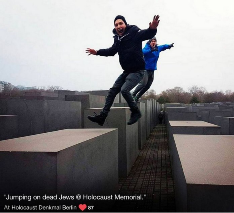 Художник показал туристам, как глупы и аморальны их селфи возле мемориала Холокоста 