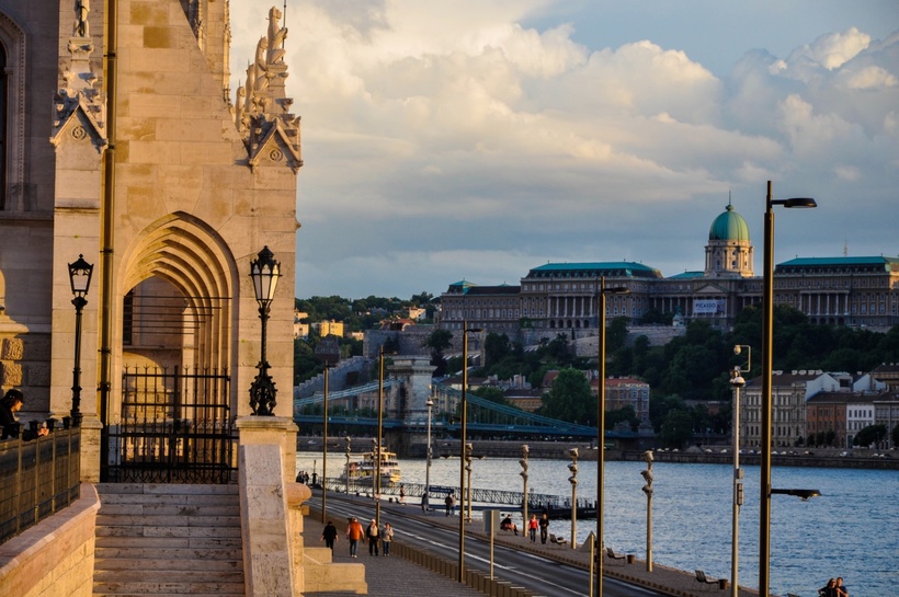 Мемориал жертвам холокоста в будапеште. Туфли на набережной дуная венгрия. Набережная дуная в будапеште. Мемориал туфли на набережной дуная. Набережная дуная в будапеште.