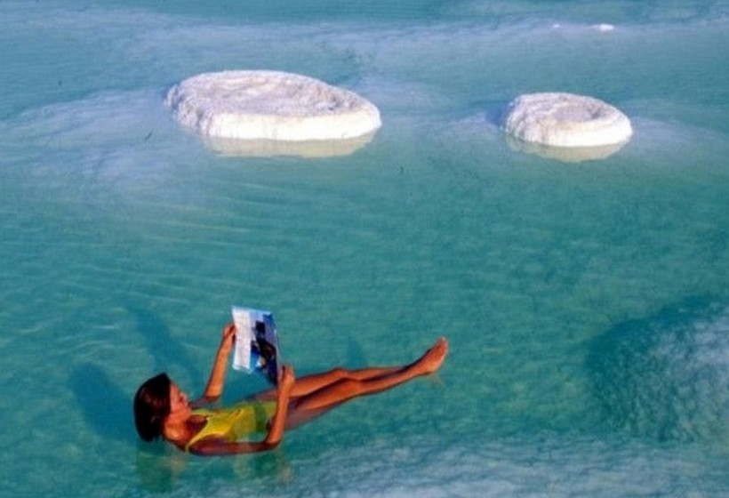 Туристический гид снимает с себя купальник (20 фотографий)