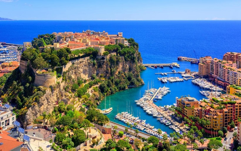 Сколько человек в монако купить дом на мальдивах недорого