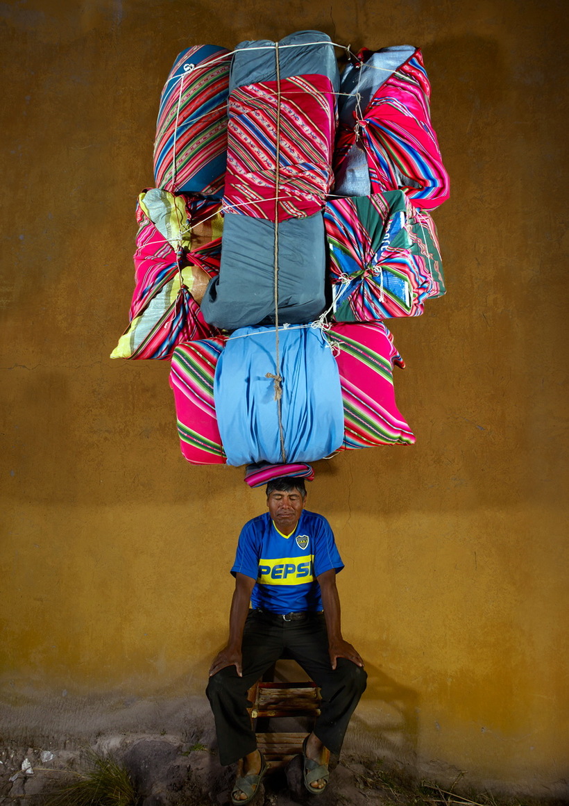 Африканская женщина с корзиной на голове. Африканки с грузом на голове. Груз на голове женщины. Переноска на голове. Африканские женщины с грузом на голове.