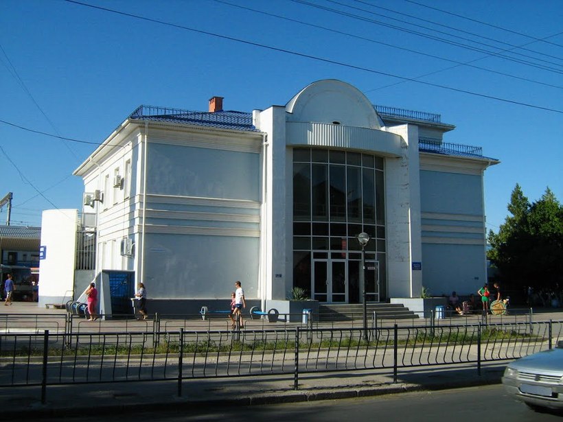 Вокзал евпатория фото. Вокзал евпатория. Вокзал евпатория. Жд вокзал евпатория как доехать. Евпатория железнодорожный вокзал.