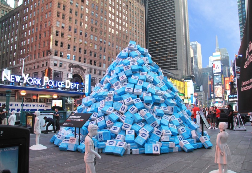 Уличная инсталляция из пакетов сахара