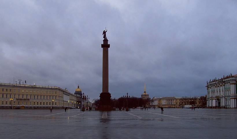 Дворцовая площадь в Санкт-Петербурге в ноябре