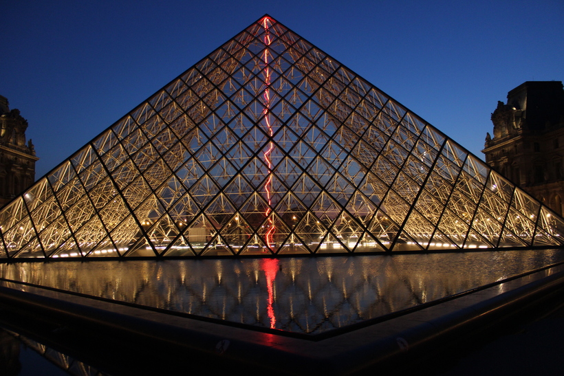 Пирамида около Лувра