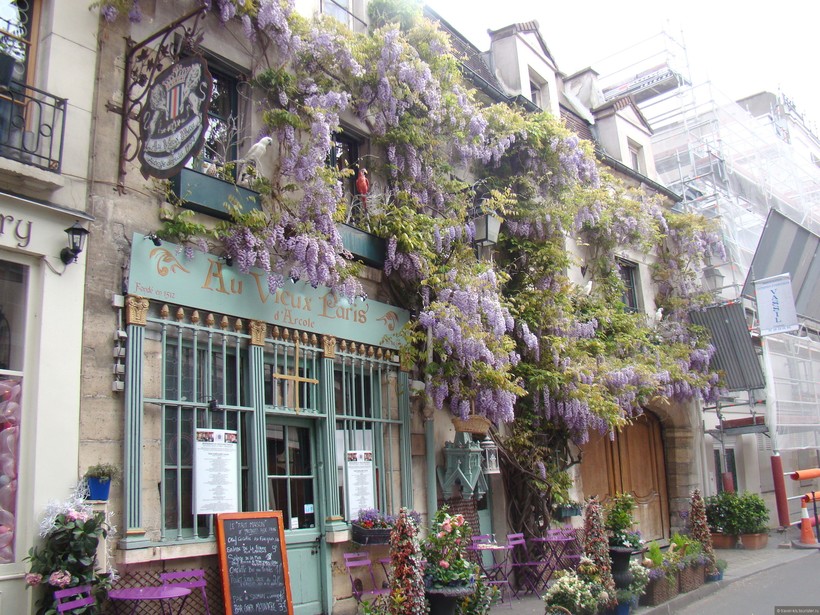 Парижский дом весной 