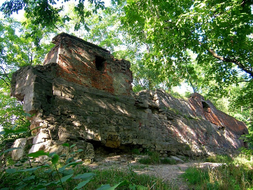 Руины замковой стены