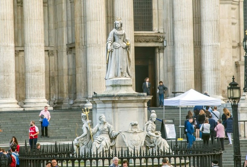 Королева Виктория у главного входа