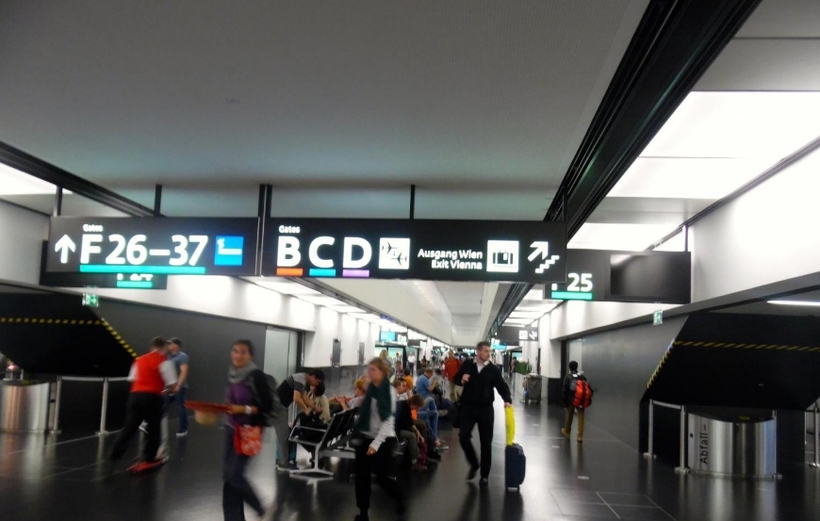 Венский аэропорт внутри. Аэропорт вена. Уголок в аэропорту австрии. Vienna international center. Вена швехат.