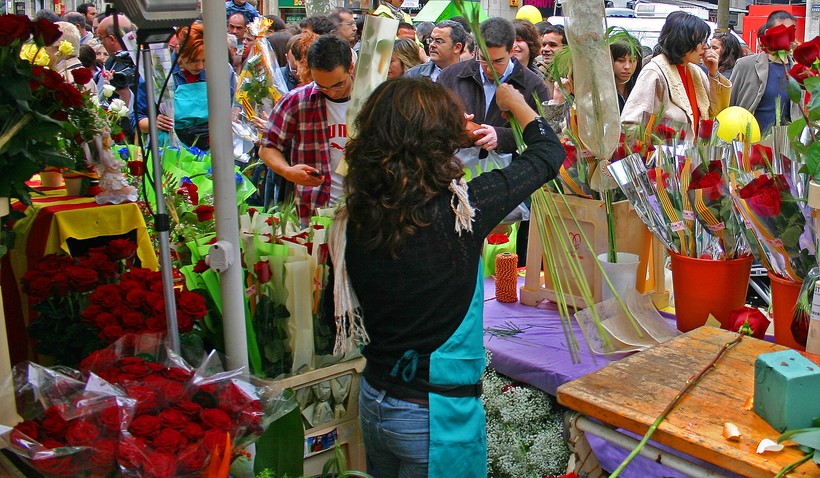 Очереди за цветами в День святого Георга, Барселона