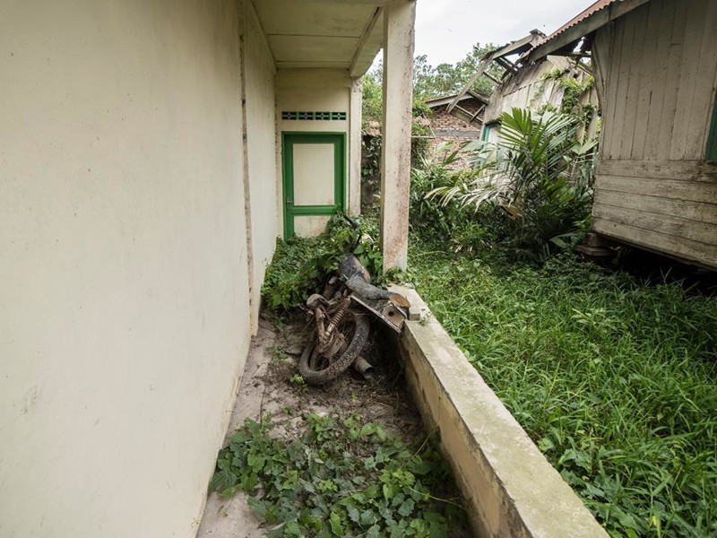 Жизнь у вулкана: 27 фото индонезийских деревень-призраков, которые покинули люди