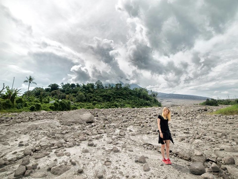 Жизнь у вулкана: 27 фото индонезийских деревень-призраков, которые покинули люди