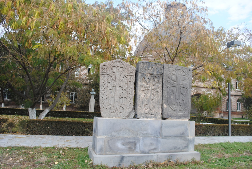 Хачкары на территории Эчмиадзинского монастыря