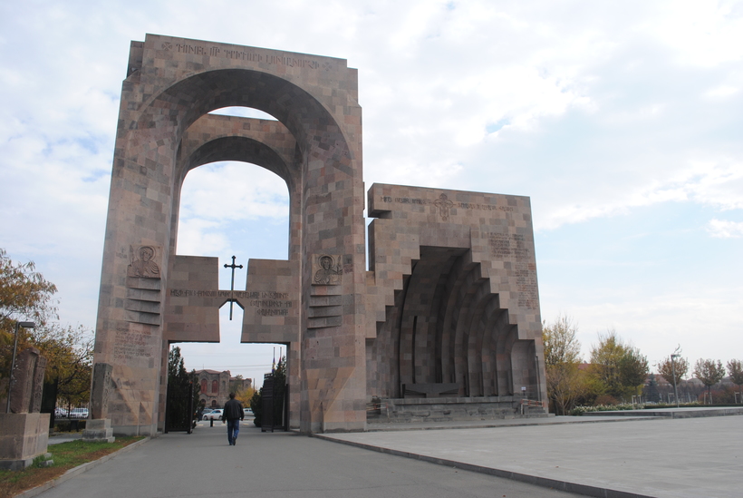 Выход с территории монастыря: огромные ворота