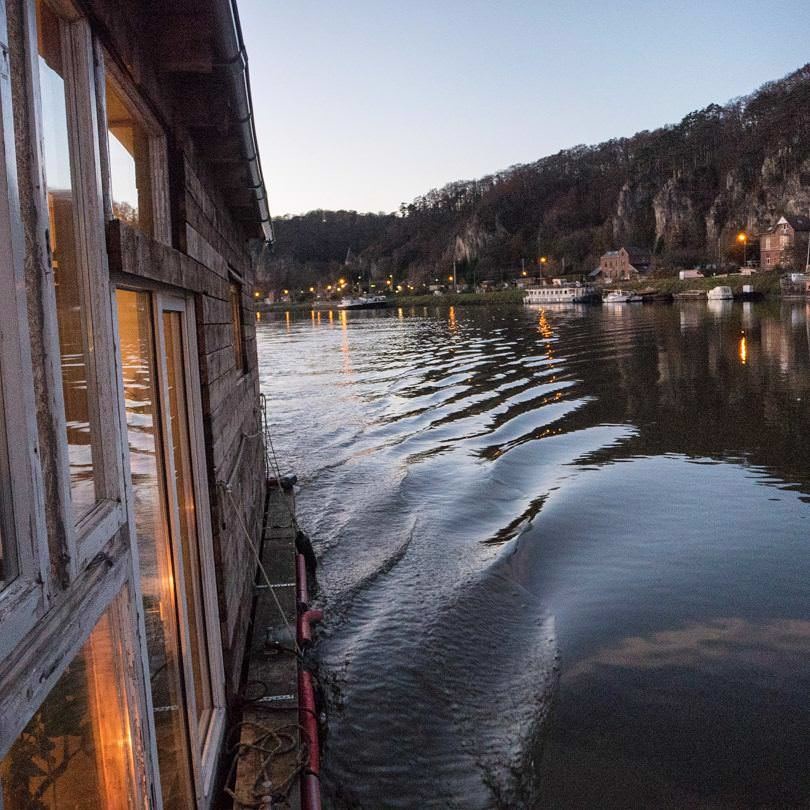 Фотографы превратили лодки в плавучие студии искусства и путешествуют по Европе