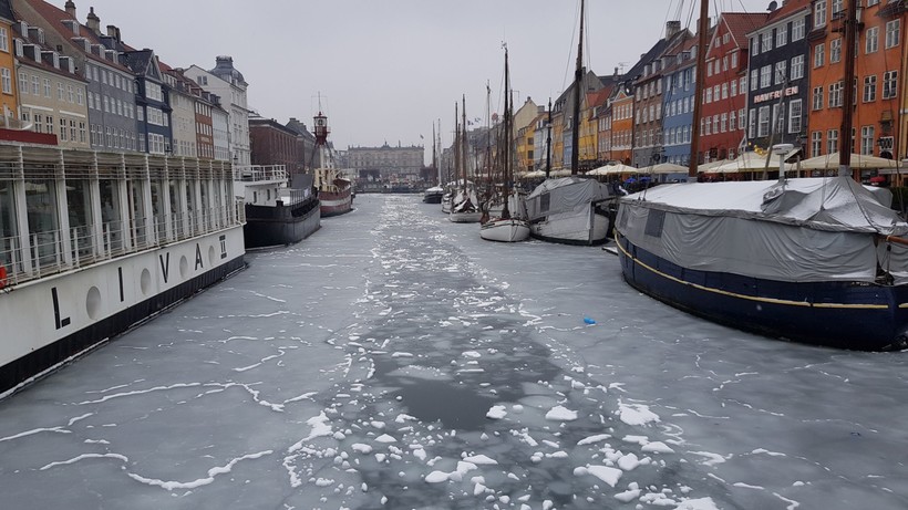 Канал на набережной в начале марта скован льдом