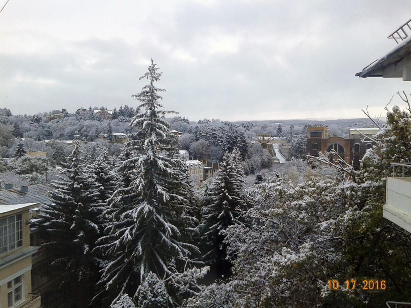 Снег в октябре в Кисловодске. Вид из окна гостиницы.