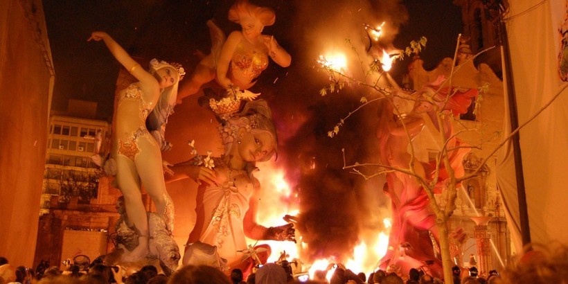 Сожжение кукол на фестивале Фальяс