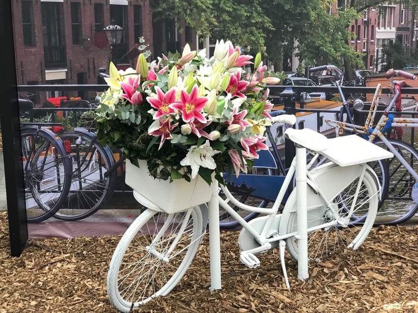 Амстердам: цветочные композиции прямо на улице города
