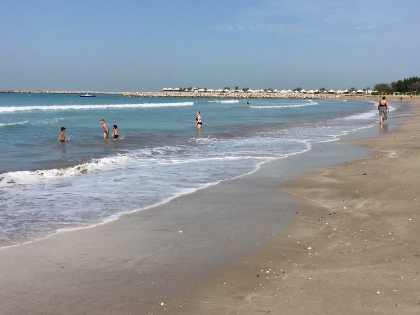 Абу-Даби, на пляже утром