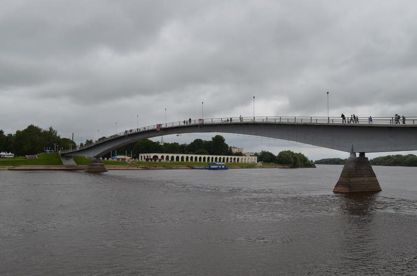 Мост испокон веков соединял два важнейших района Великого Новгорода
