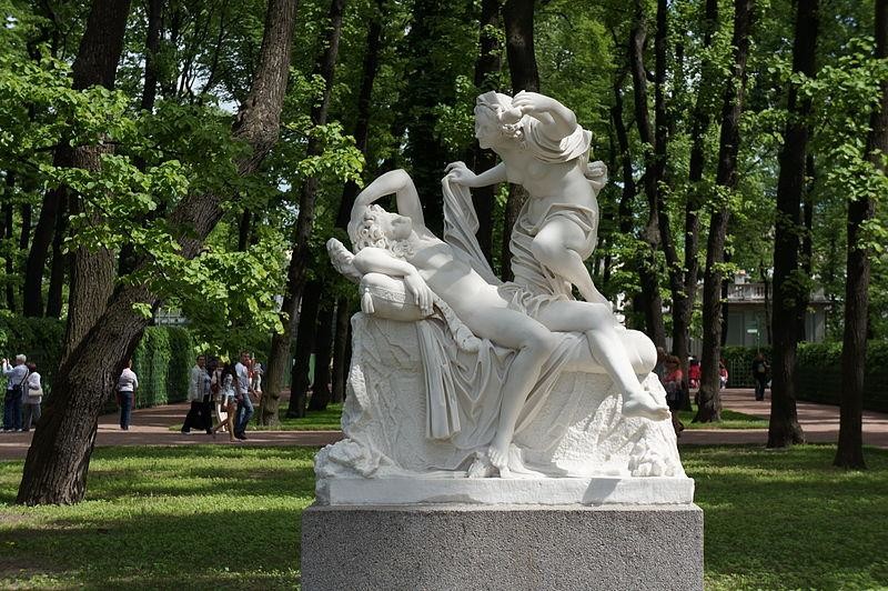 Одна из многочисленных скульптур, расставленных по всему саду
