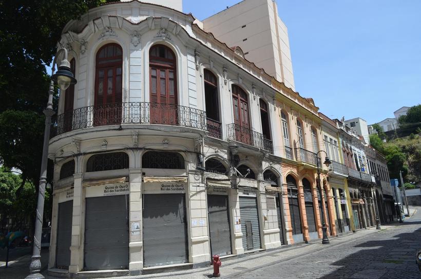 В центре Рио-де-Жанейро сохранилось много старых зданий 