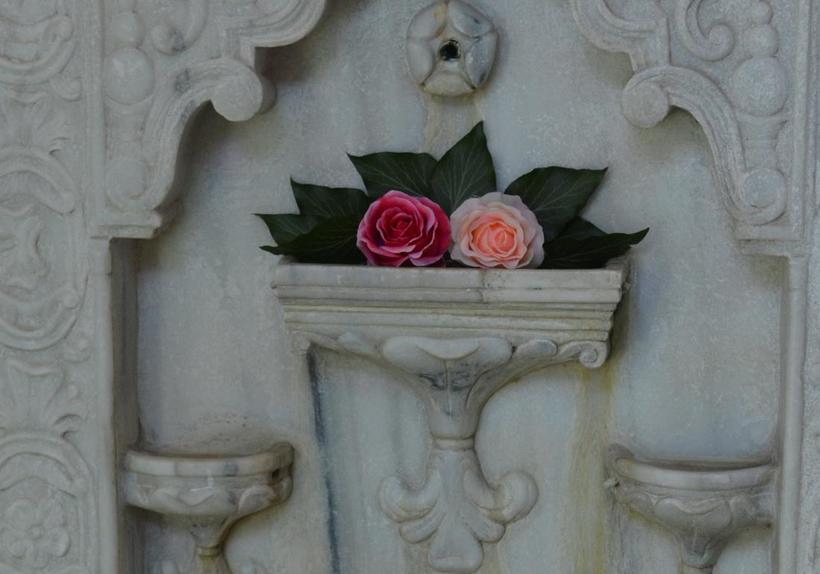 Две розы символизируют вечную любовь