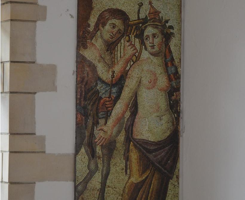 Мозаика, украшающая стену кассового павильона