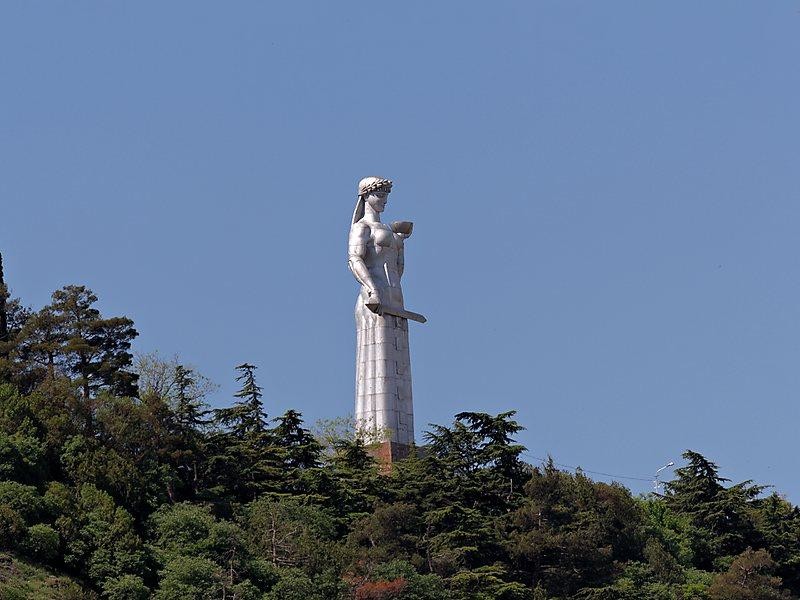 Памятник установлен на высоченном холме. Добраться до него пешком непросто