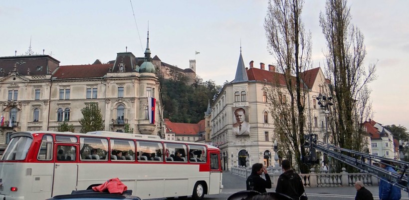 Любляна, фото на фоне экскурсионного автобуса
