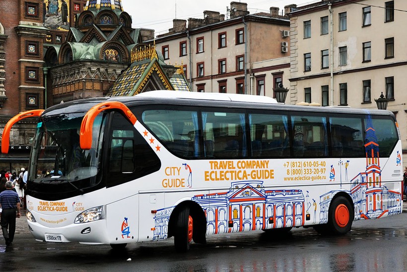 Один из многочисленных экскурсионных автобусов в Москве