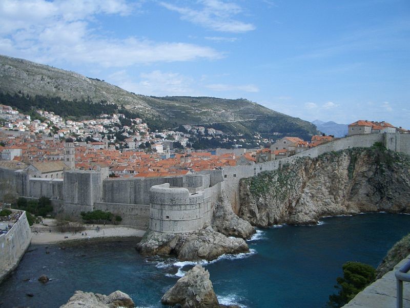 Стены окружают центр Дубровника со всех сторон