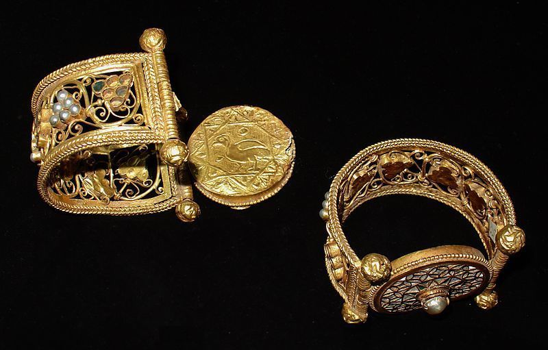 Золотые украшения, выставленные в Археологическом музее Варны