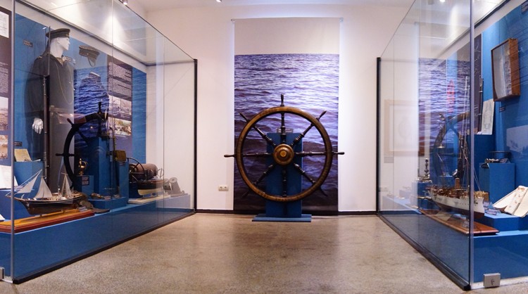 Морская атрибутика в зале музея