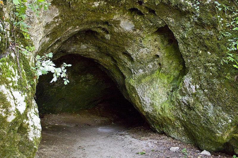 Вход в пещеру напоминает логово троллей