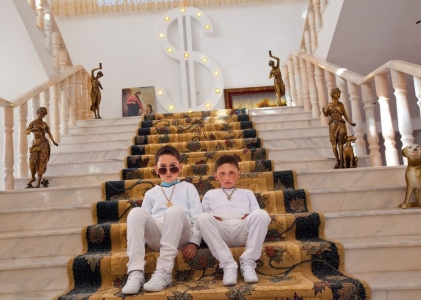 Два сына-близнеца одного из цыганских миллионеров ждут, когда начнется праздник Пасхи