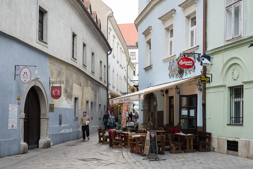 Братислава: вот такие узенькие улочки есть в городе