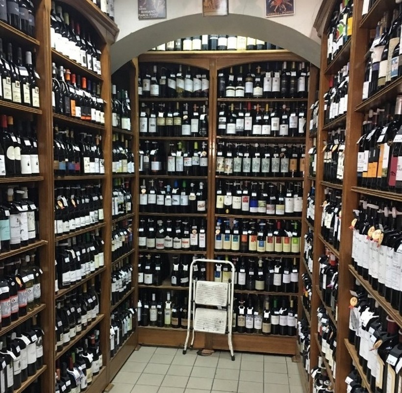 "Небольшой" ассортимент обычного винного магазина Лиссабона